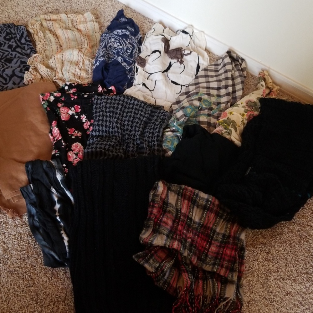 Scarf lot (14 scarves)